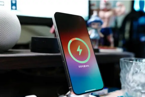库伦苹果15换屏服务分享用什么充电器给iPhone15充电更好 